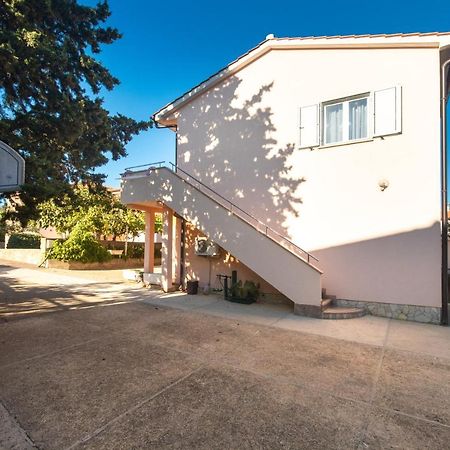 2-Bedroom Krk Apartment - Near Krk Beaches & Town! Крк Экстерьер фото