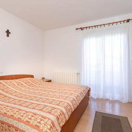 2-Bedroom Krk Apartment - Near Krk Beaches & Town! Крк Экстерьер фото